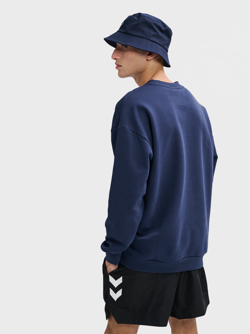 Hummel Men's Loose Crewneck Bee Sweatshirt Mens Apparel Sweatshirts & Fleece