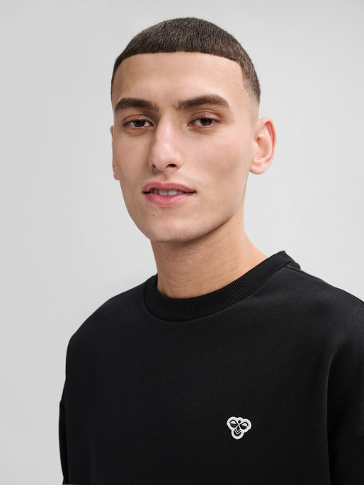 Hummel Men's Loose Crewneck Bee Sweatshirt Mens Apparel Sweatshirts & Fleece