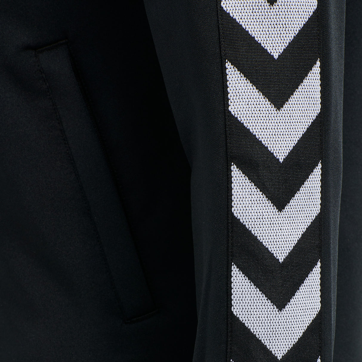 Hummel Women's Nelly 2.0 Zip Jacket Womens Apparel Sweatshirts & Fleece