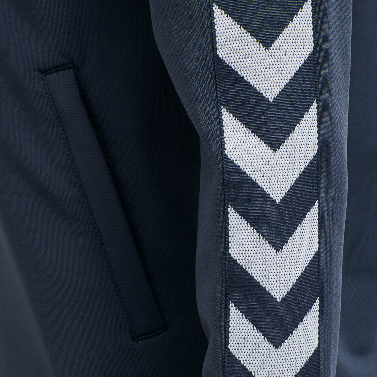 Hummel Women's Nelly 2.0 Zip Jacket Womens Apparel Sweatshirts & Fleece