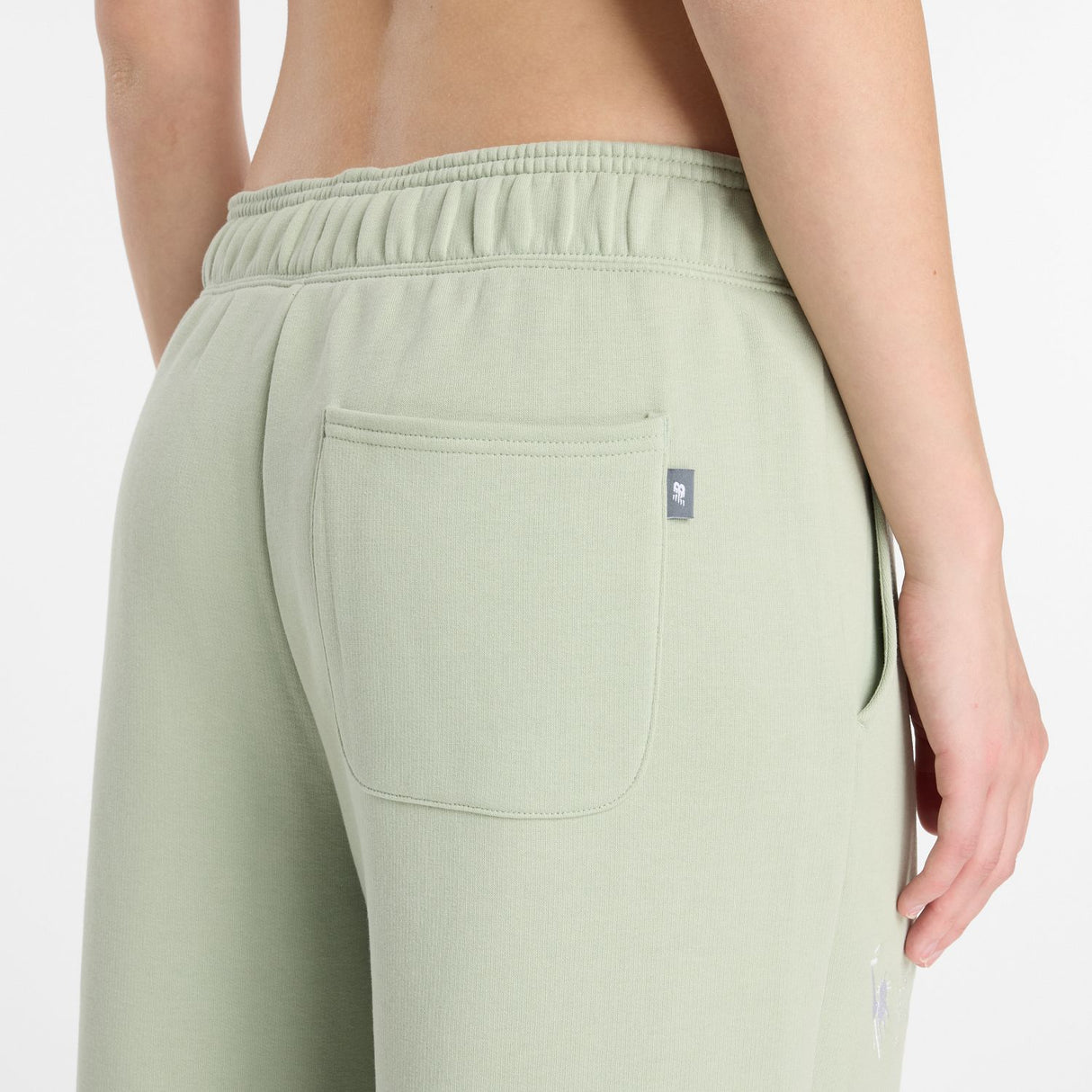 New Balance Women's NYC Marathon Linear Heritage Fleece Barrel Leg Pants-6