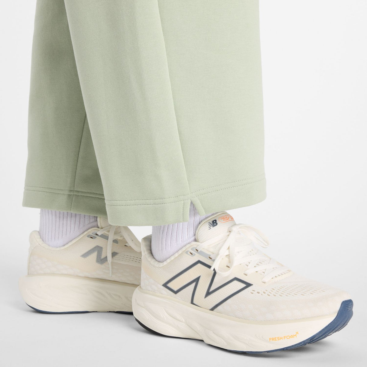 New Balance Women's NYC Marathon Linear Heritage Fleece Barrel Leg Pants-8