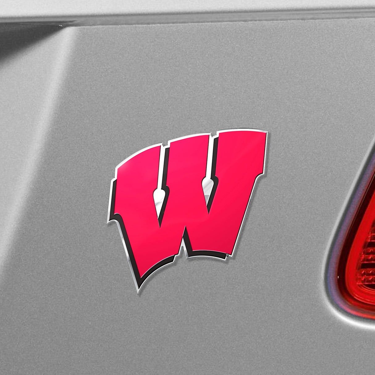 Fanmats Wisconsin Badgers Heavy Duty Aluminum Embossed Color Emblem Fan Gear NCAA Wisconsin Badgers