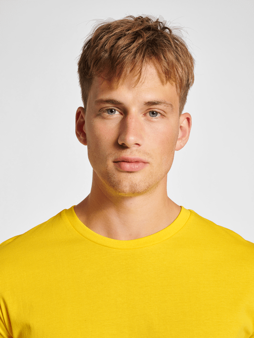 Hummel Men's Red Basic Short Sleeve T-Shirt Hummel
