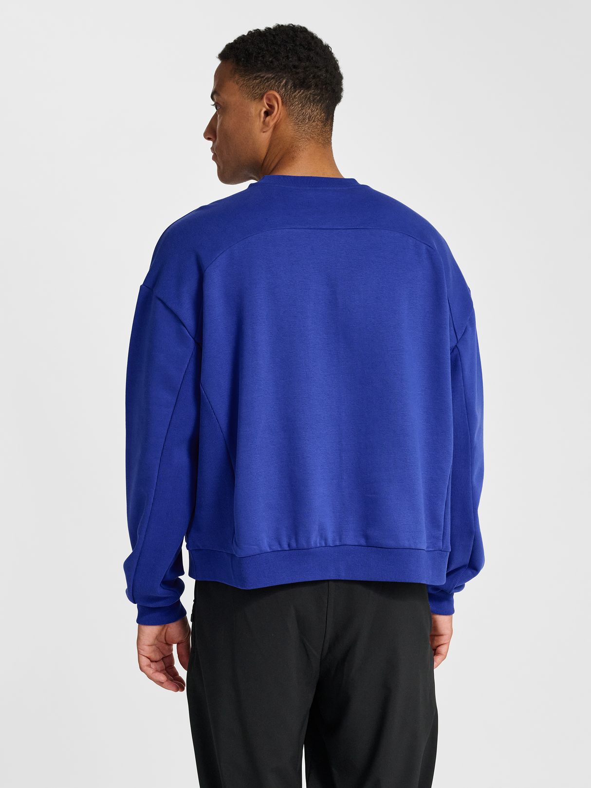 hummel Unisex Boxy Crew Logo-4